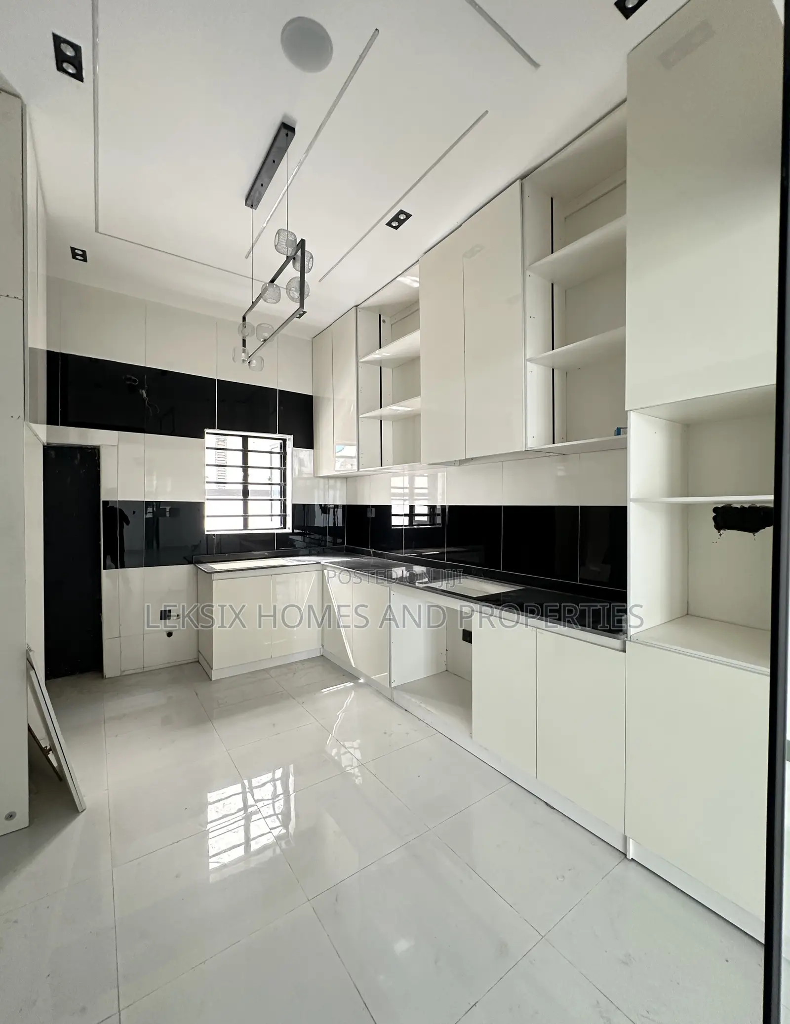 4bdrm Duplex in A Well Secured, Lekki Phase 2 for sale in Lekki Phase 2