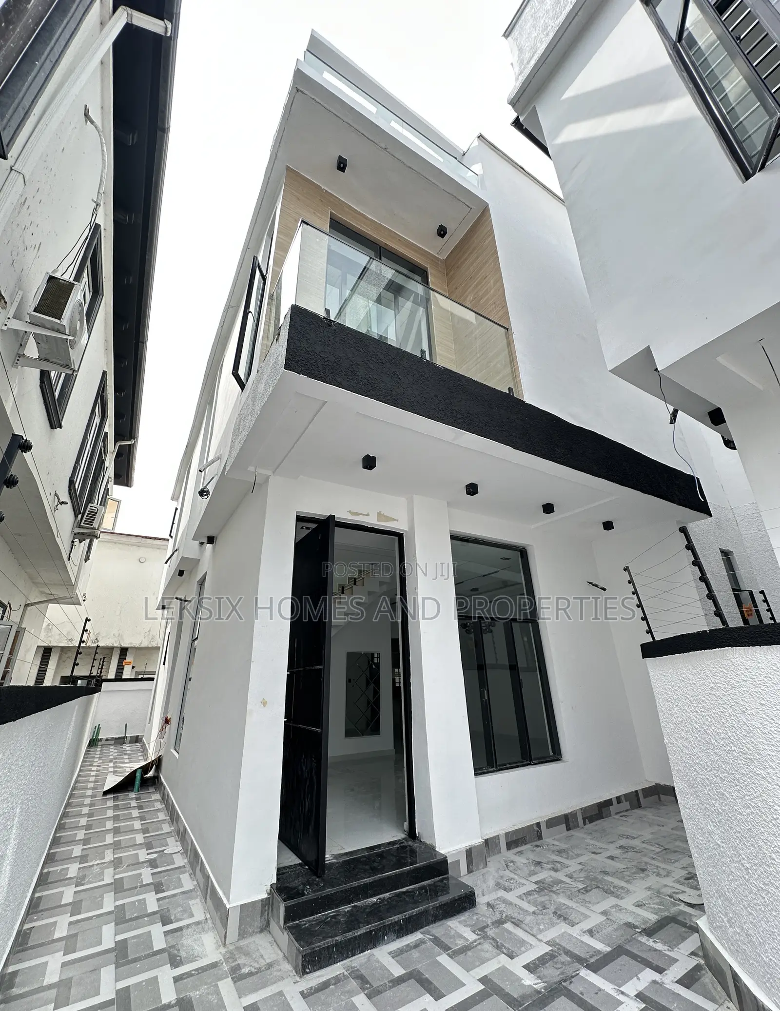 4bdrm Duplex in A Well Secured, Lekki Phase 2 for sale in Lekki Phase 2