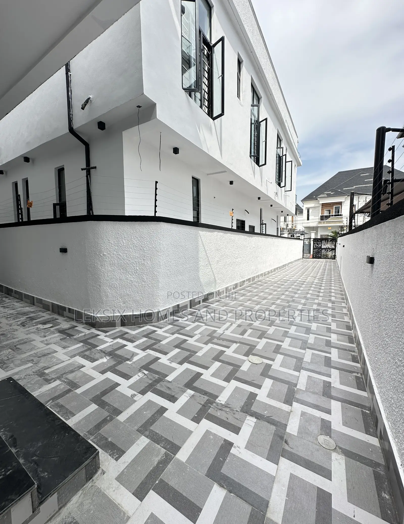 4bdrm Duplex in A Well Secured, Lekki Phase 2 for sale in Lekki Phase 2