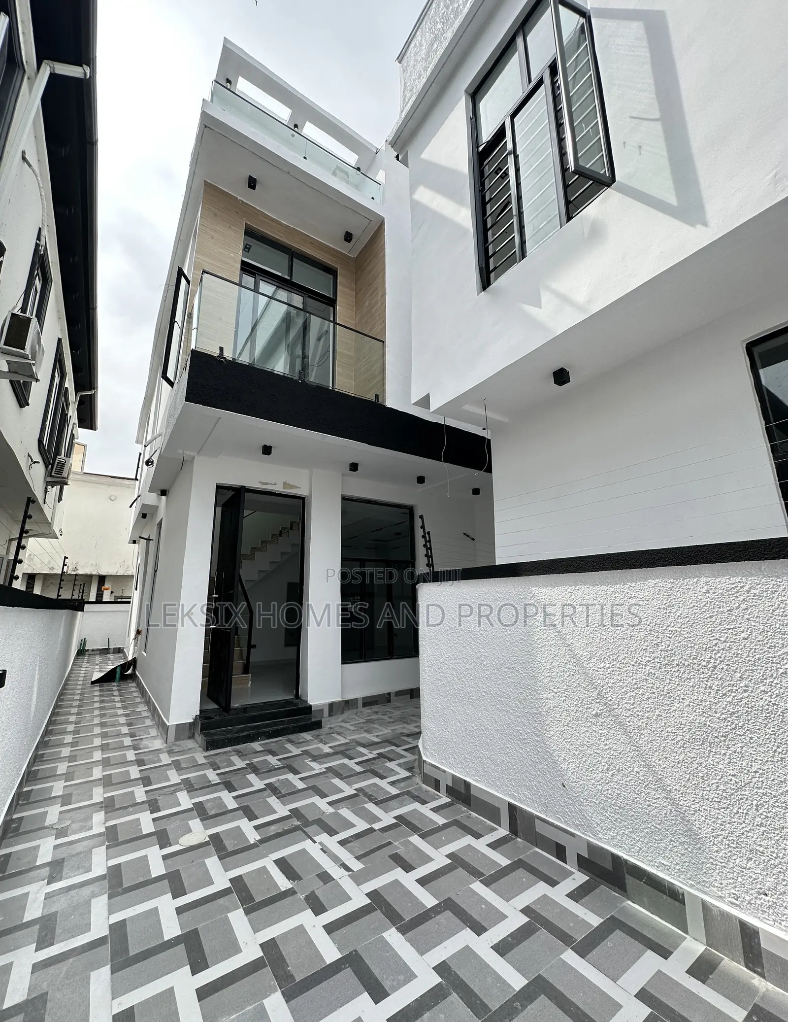 4bdrm Duplex in A Well Secured, Lekki Phase 2 for sale in Lekki Phase 2