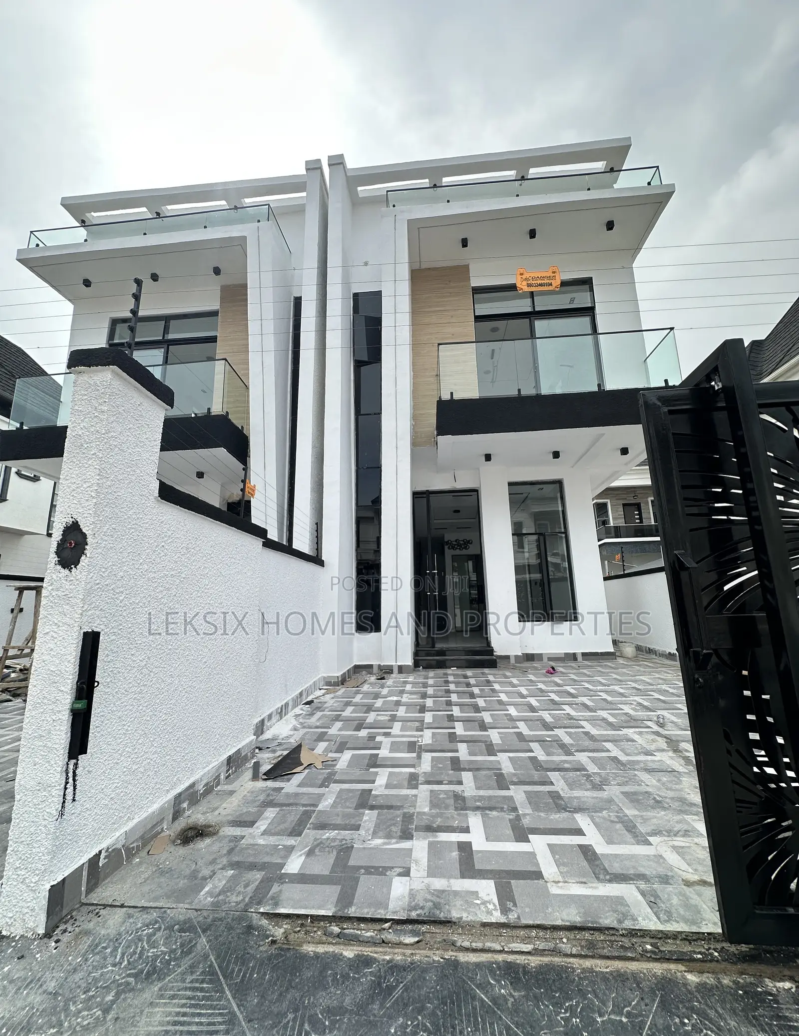 4bdrm Duplex in A Well Secured, Lekki Phase 2 for sale in Lekki Phase 2