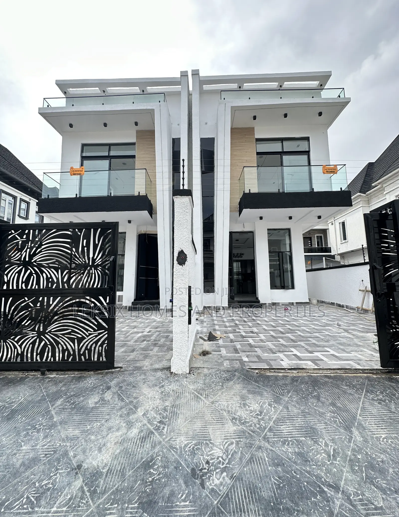 4bdrm Duplex in A Well Secured, Lekki Phase 2 for sale in Lekki Phase 2