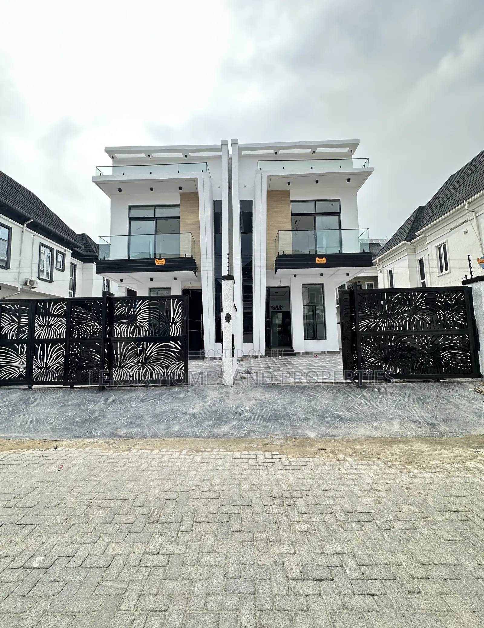 4bdrm Duplex in A Well Secured, Lekki Phase 2 for sale in Lekki Phase 2