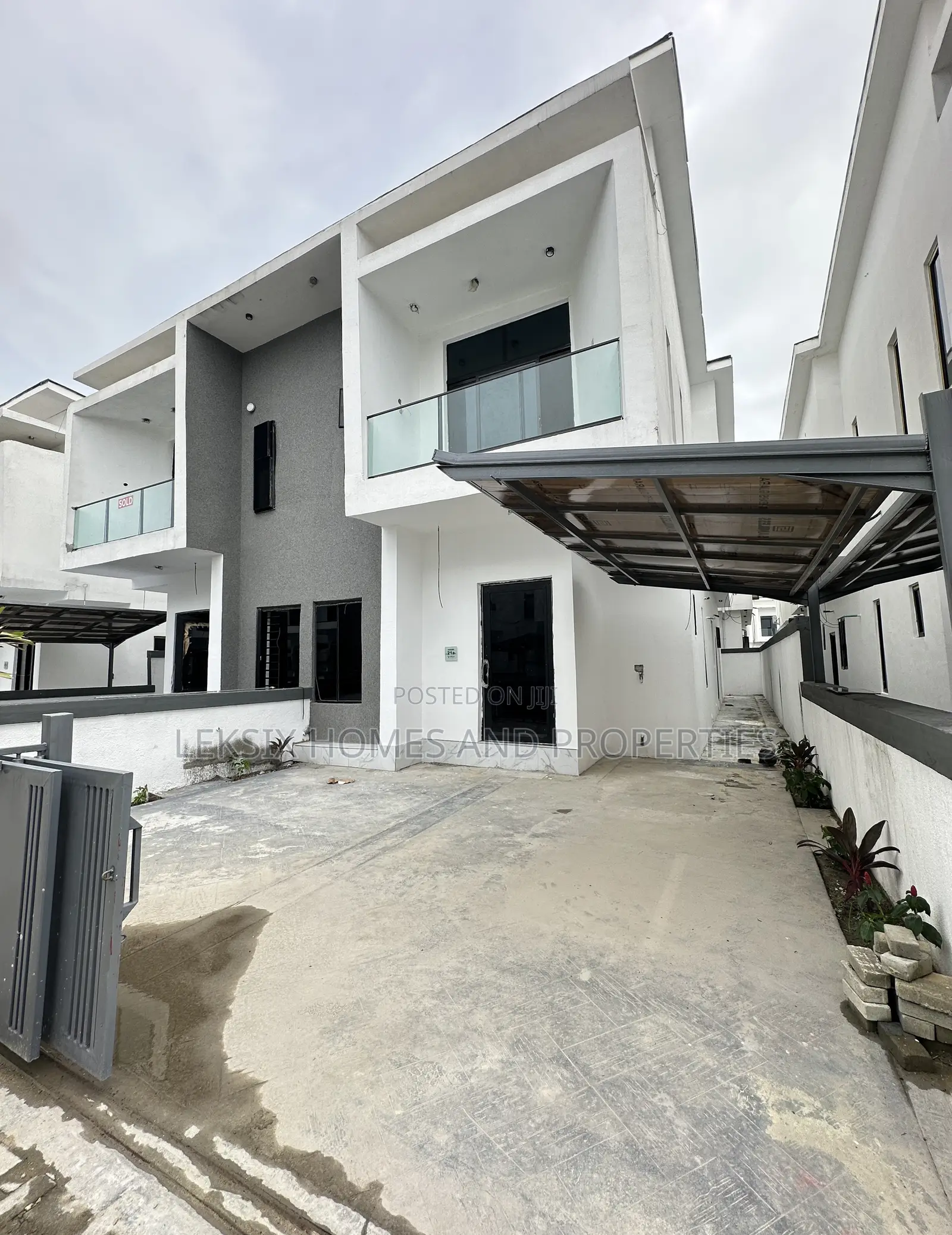 4bdrm Duplex in A Well Secured, Lekki Phase 2 for sale in Lekki Phase 2