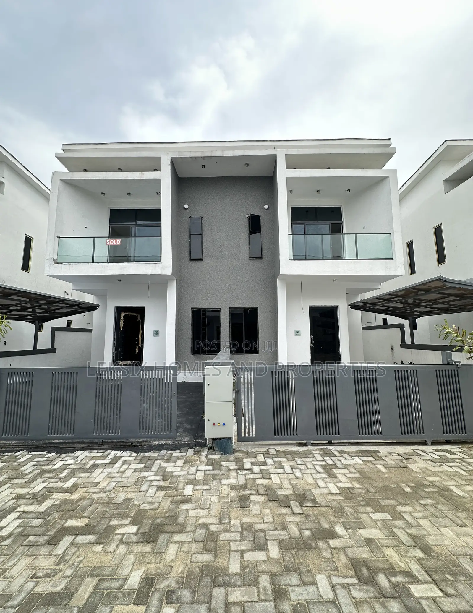 4bdrm Duplex in A Well Secured, Lekki Phase 2 for sale in Lekki Phase 2