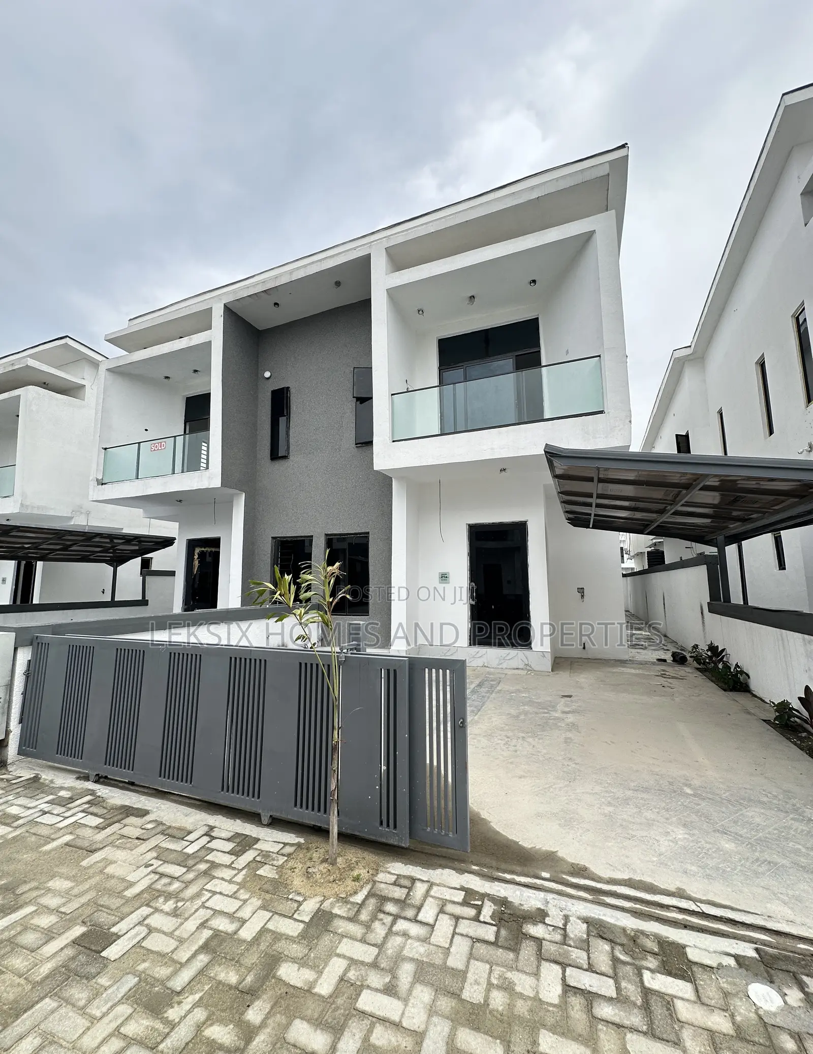4bdrm Duplex in A Well Secured, Lekki Phase 2 for sale in Lekki Phase 2
