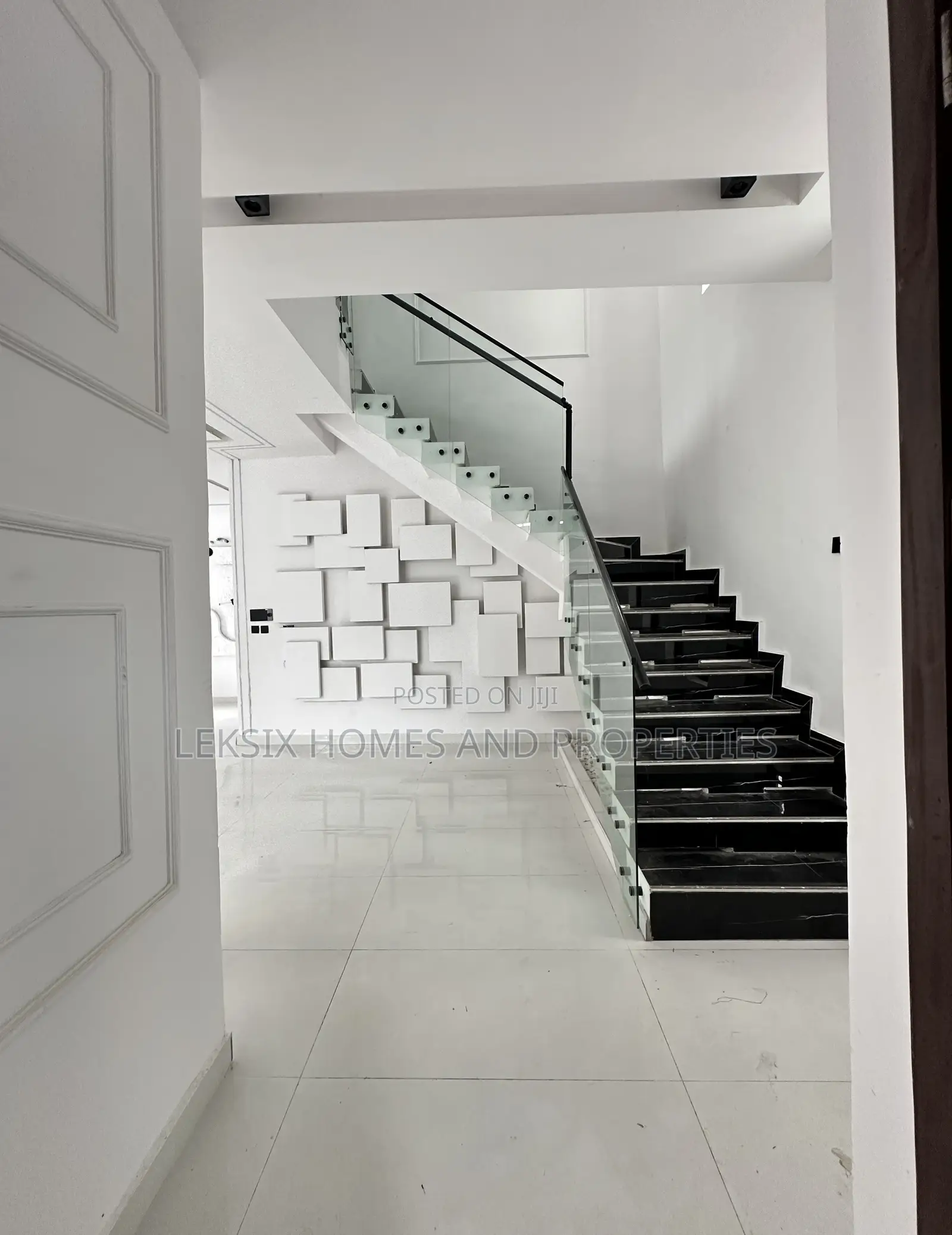 5bdrm Duplex in A Well Secured, Lekki Phase 2 for sale in Lekki Phase 2