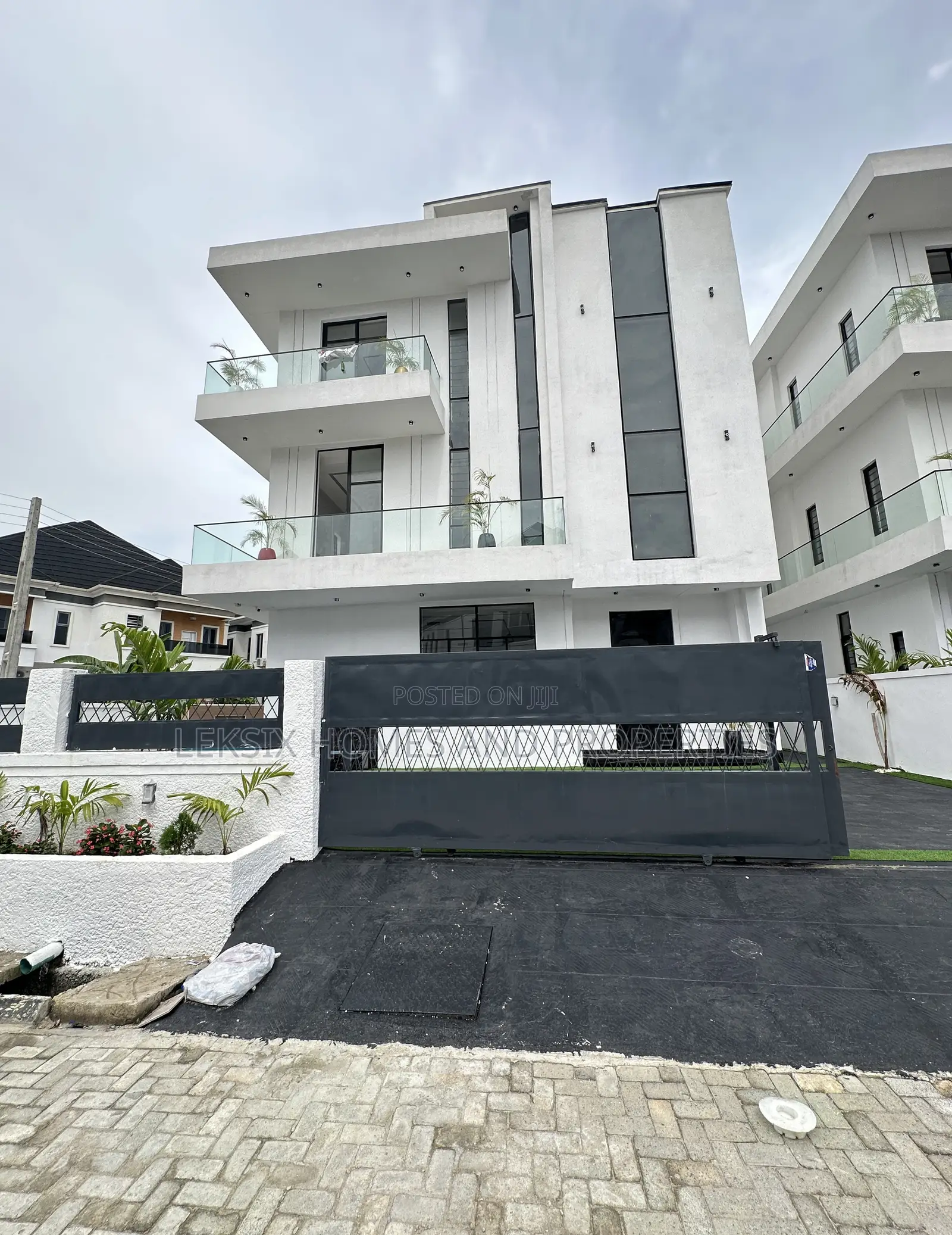 5bdrm Duplex in A Well Secured, Lekki Phase 2 for sale in Lekki Phase 2