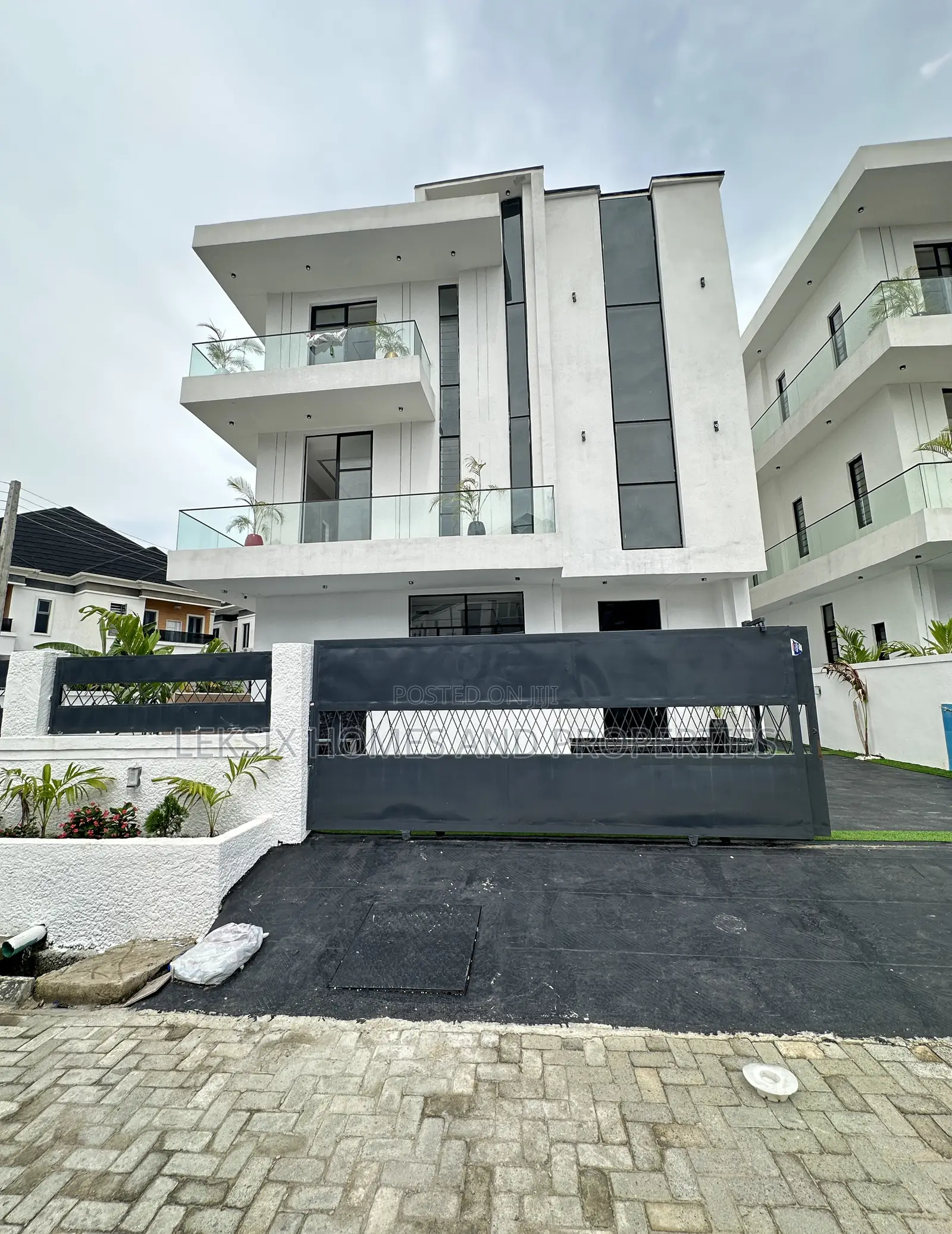 5bdrm Duplex in A Well Secured, Lekki Phase 2 for sale in Lekki Phase 2