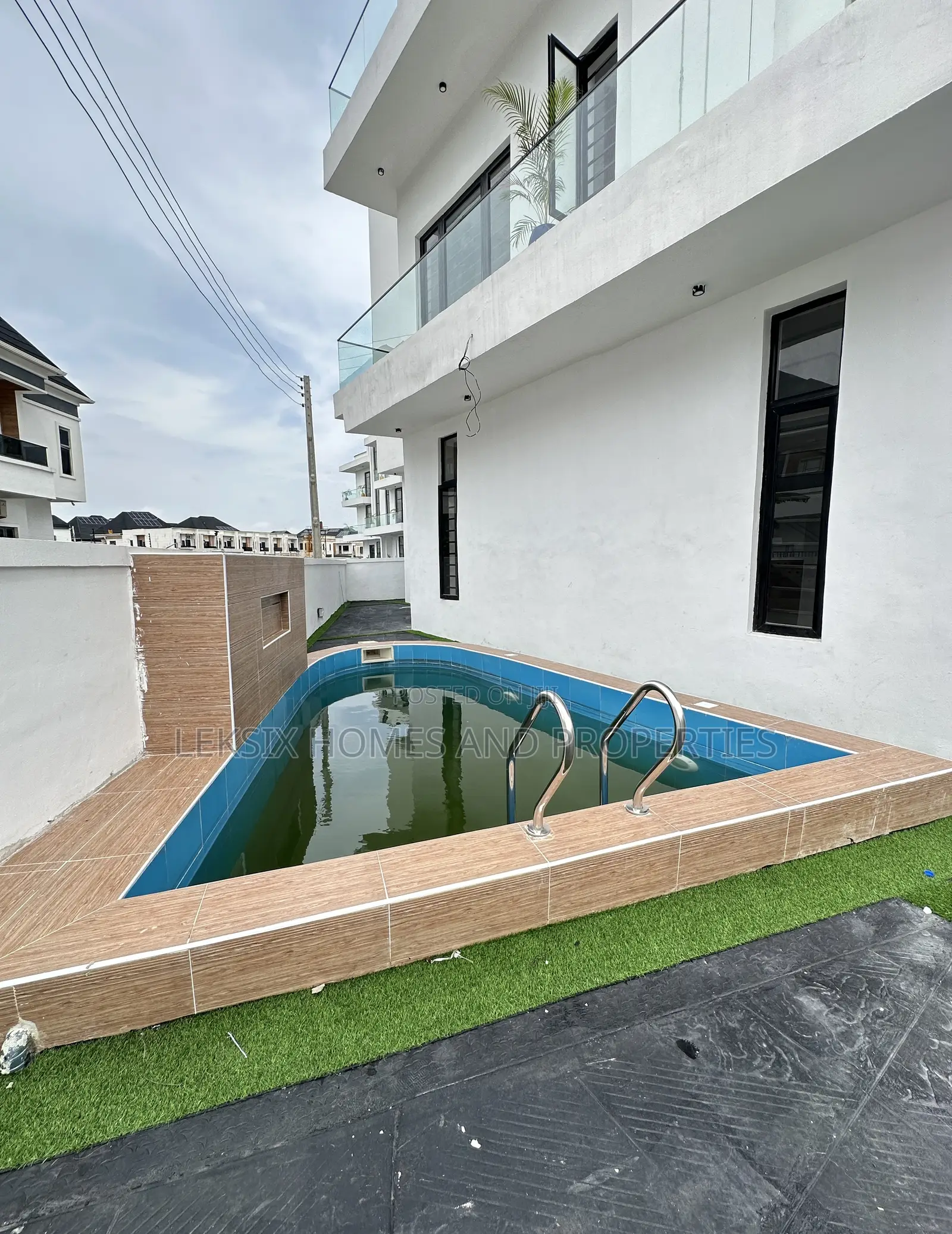5bdrm Duplex in A Well Secured, Lekki Phase 2 for sale in Lekki Phase 2