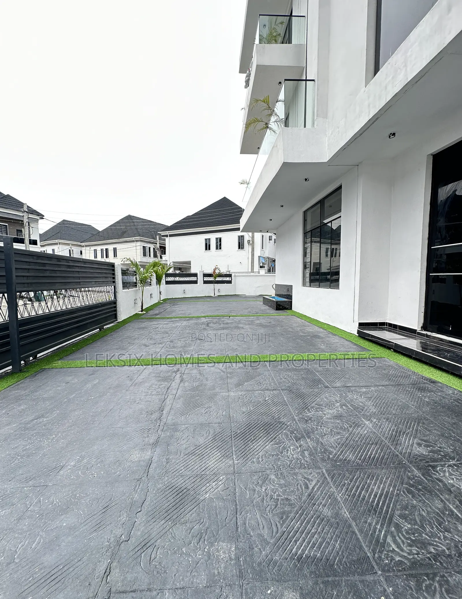 5bdrm Duplex in A Well Secured, Lekki Phase 2 for sale in Lekki Phase 2
