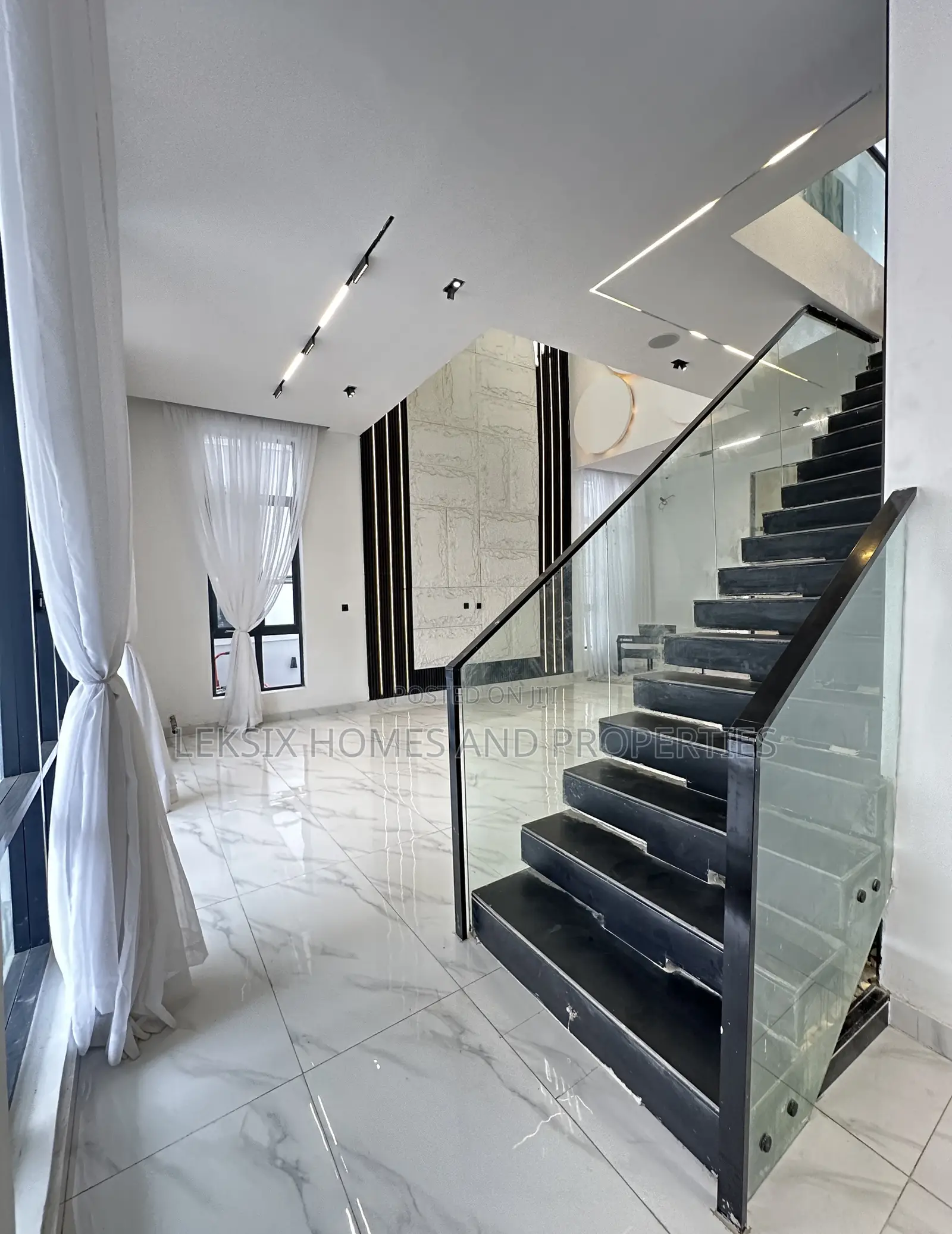 5bdrm Duplex in A Well Secured, Lekki Phase 2 for sale in Lekki Phase 2