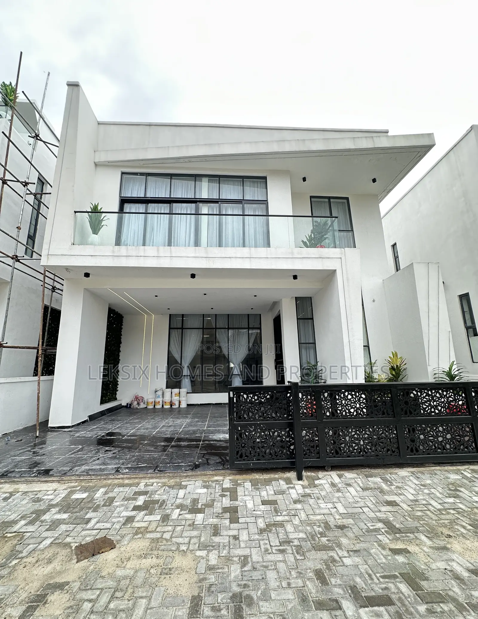 5bdrm Duplex in A Well Secured, Lekki Phase 2 for sale in Lekki Phase 2