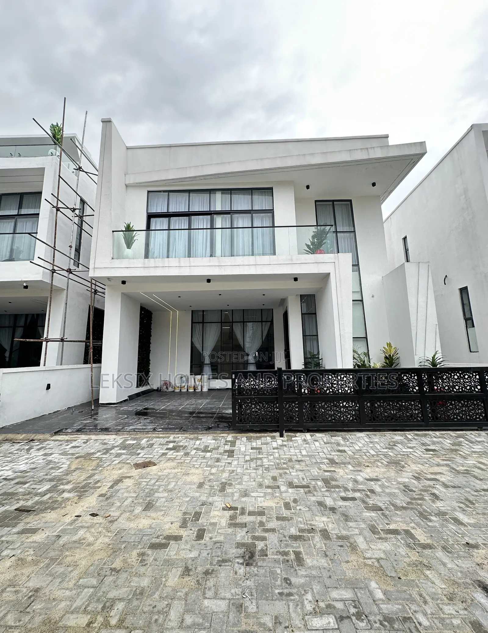 5bdrm Duplex in A Well Secured, Lekki Phase 2 for sale in Lekki Phase 2