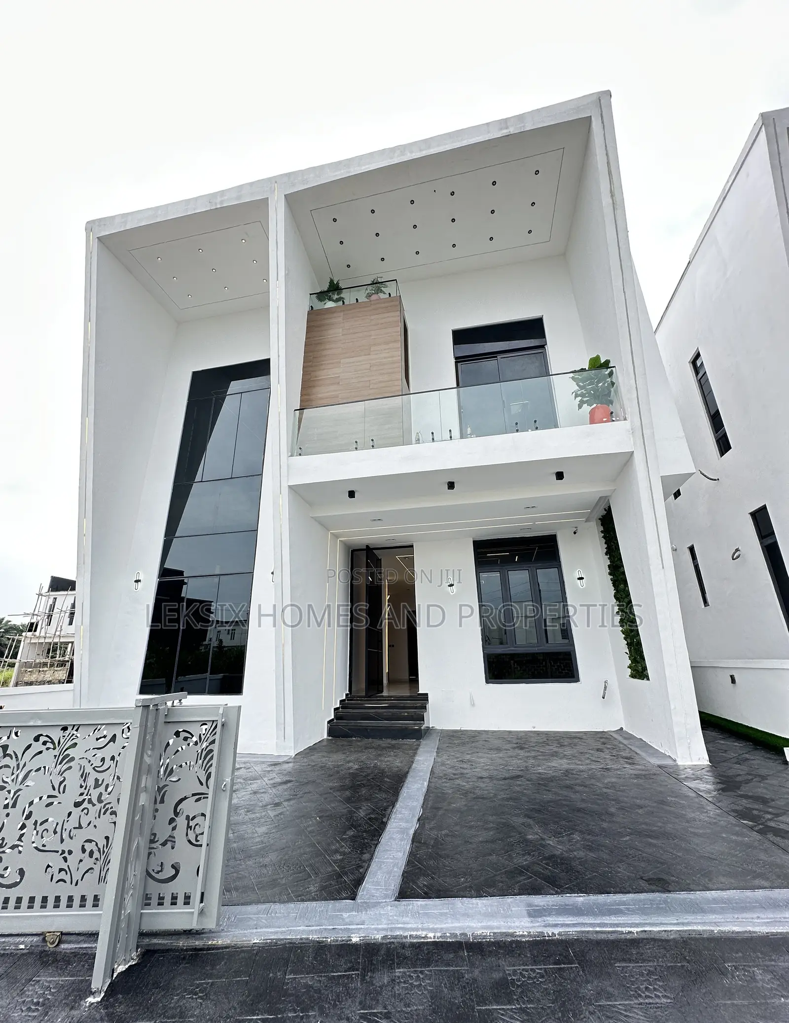 5bdrm Duplex in A Well Secured, Lekki Phase 2 for sale in Lekki Phase 2