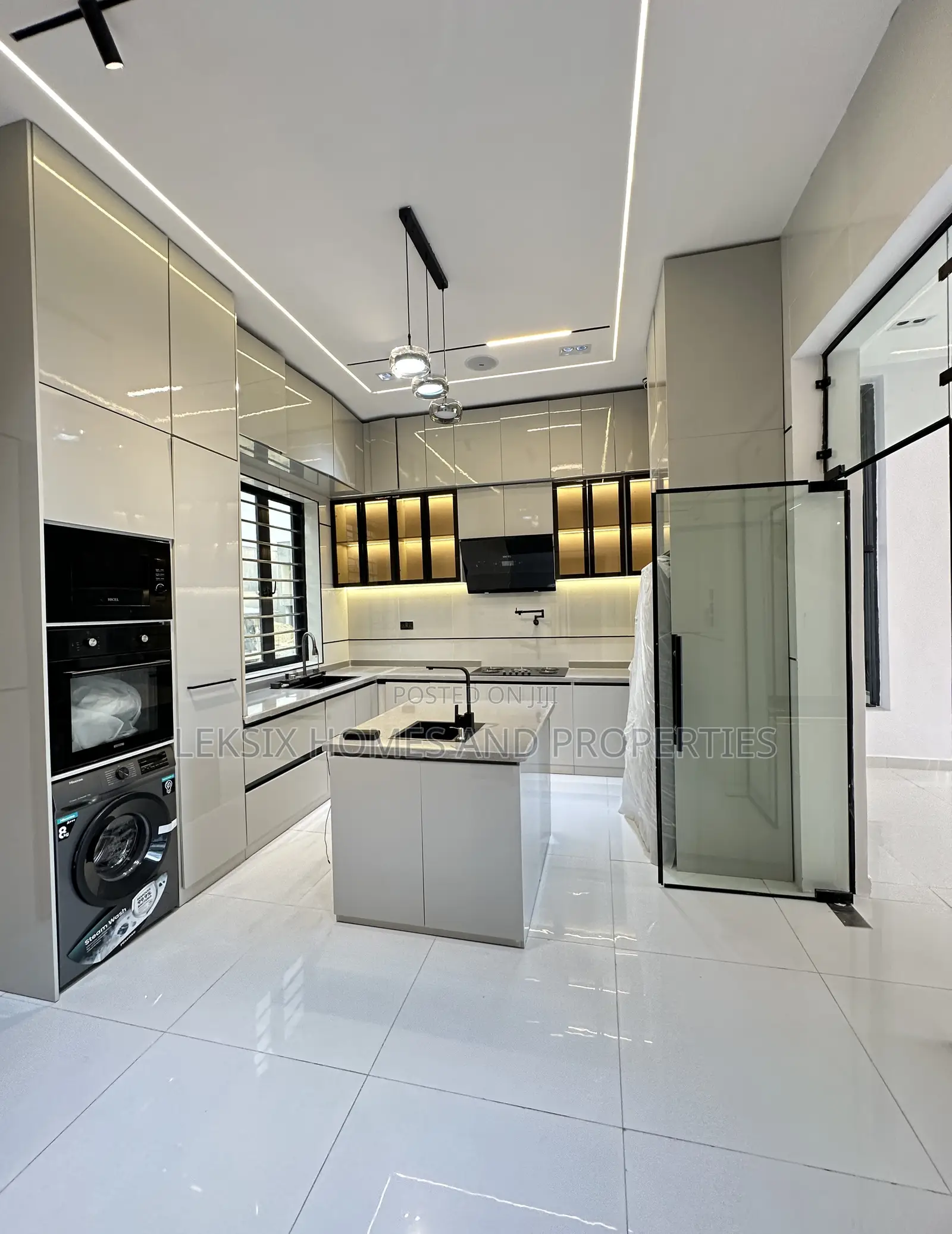 5bdrm Duplex in A Well Secured, Lekki Phase 2 for sale in Lekki Phase 2