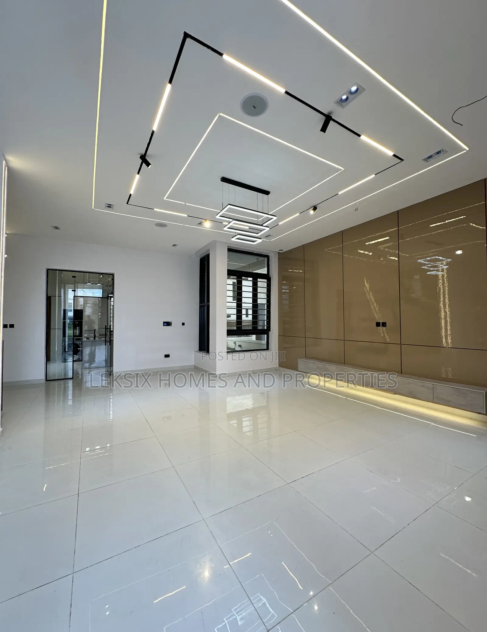 5bdrm Duplex in A Well Secured, Lekki Phase 2 for sale in Lekki Phase 2