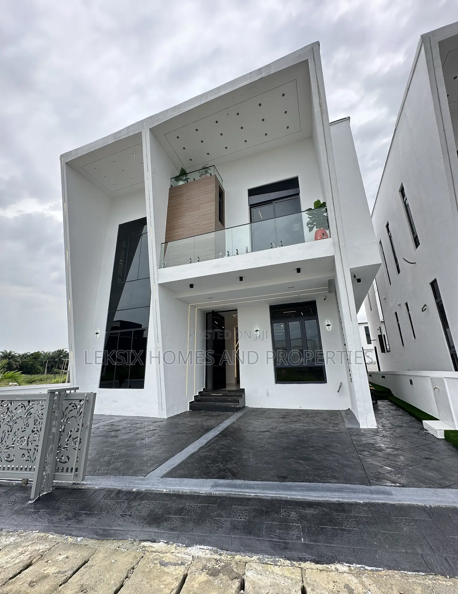 5bdrm Duplex in A Well Secured, Lekki Phase 2 for sale in Lekki Phase 2