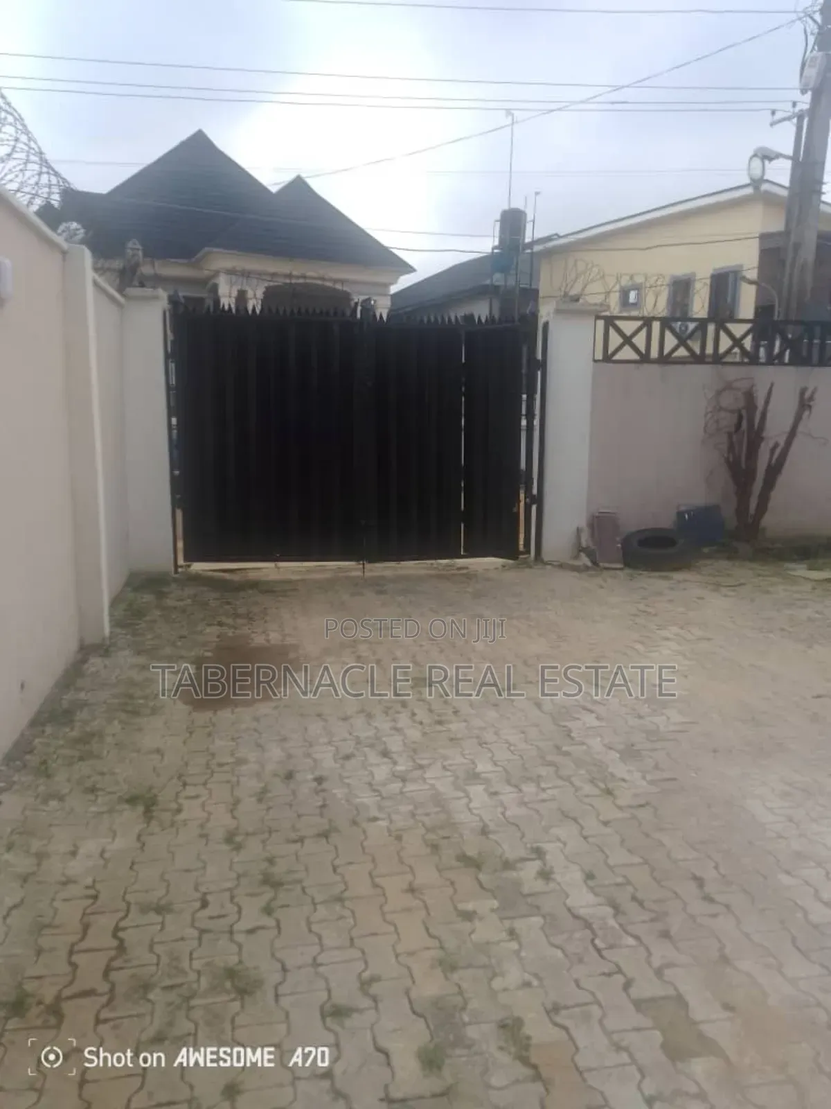 3bdrm Apartment in Alogba Estate,, Ebute for rent in Ebute