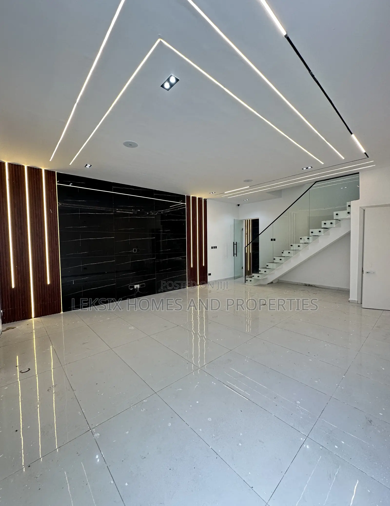 4bdrm Duplex in A Well Secured, Lekki Phase 2 for sale in Lekki Phase 2