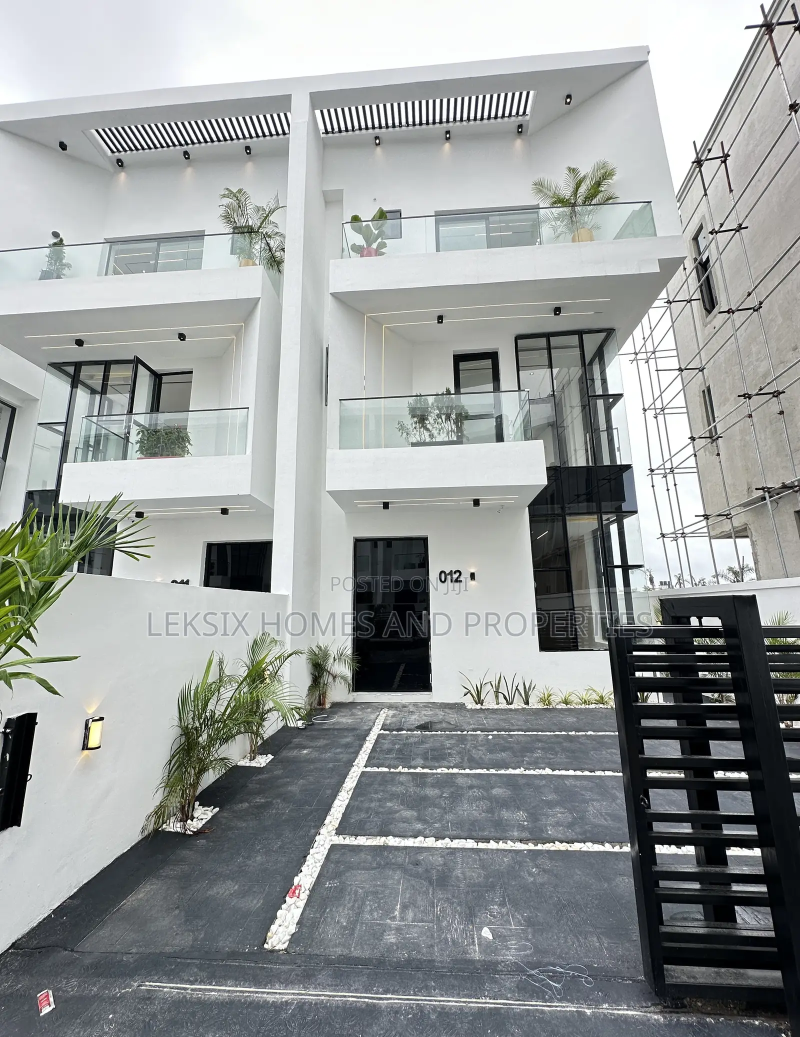 4bdrm Duplex in A Well Secured, Lekki Phase 2 for sale in Lekki Phase 2