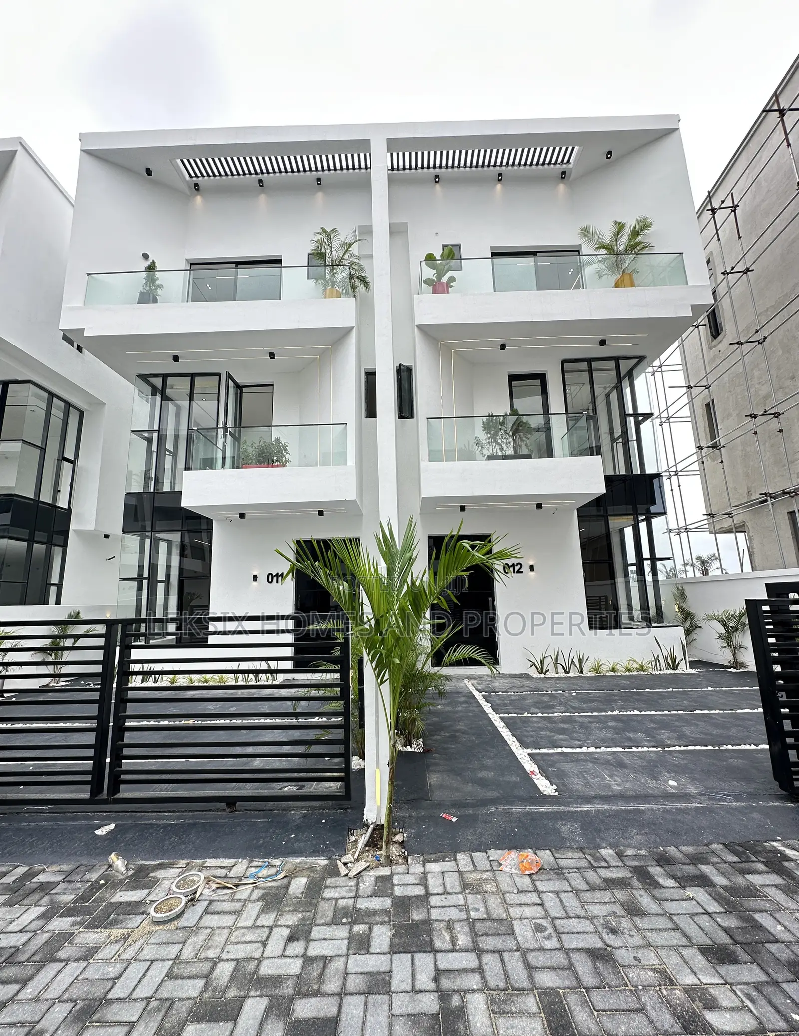 4bdrm Duplex in A Well Secured, Lekki Phase 2 for sale in Lekki Phase 2