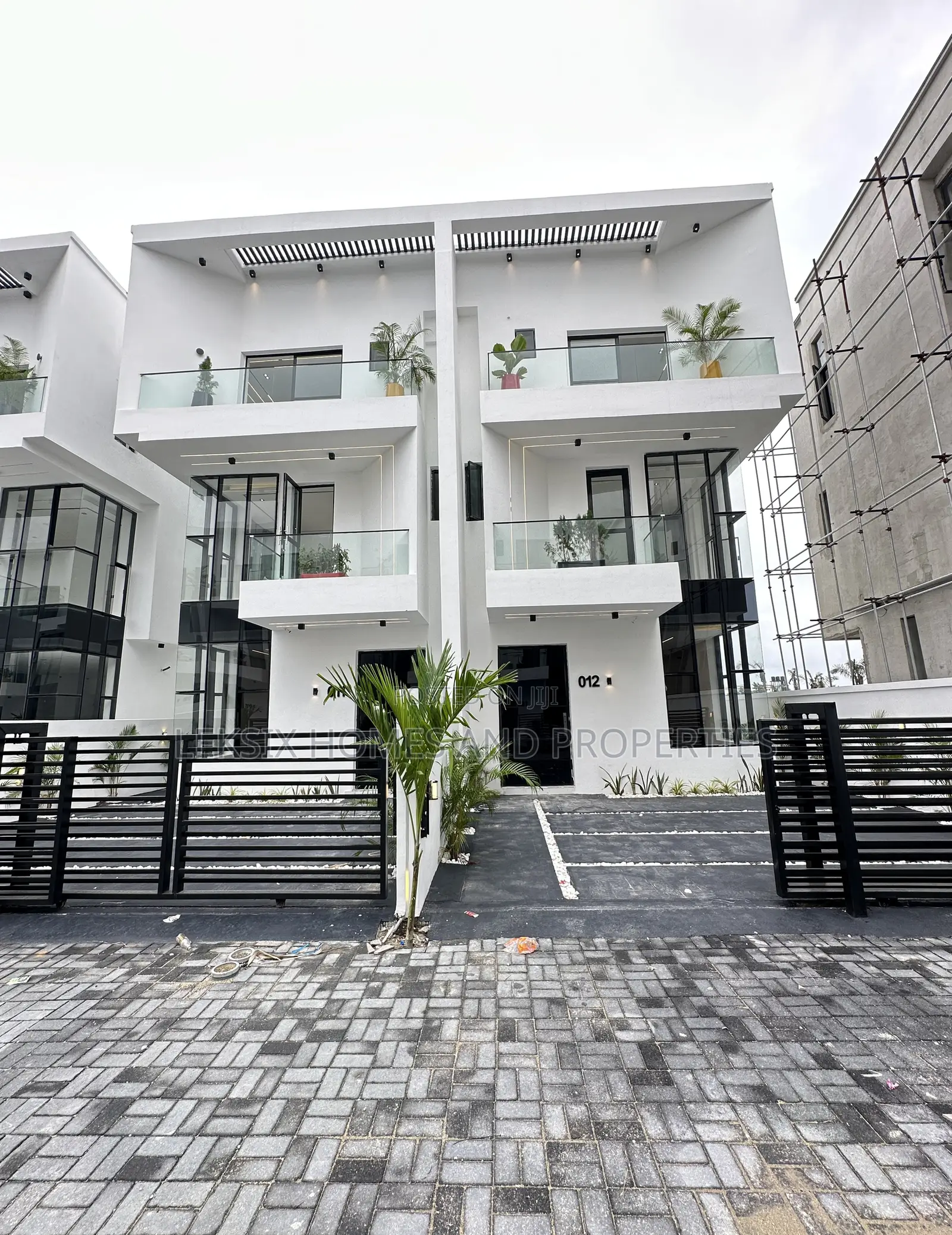 4bdrm Duplex in A Well Secured, Lekki Phase 2 for sale in Lekki Phase 2