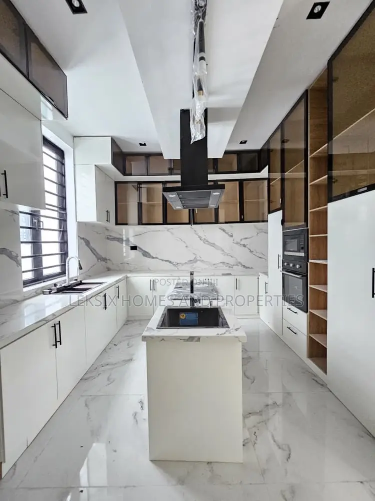 5bdrm Duplex in A Well Serene And, Lekki Phase 1 for sale in Lekki Phase 1