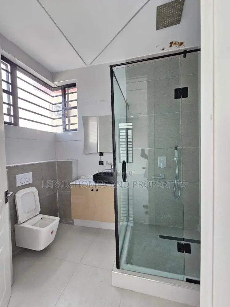 5bdrm Duplex in A Well Serene And, Lekki Phase 1 for sale in Lekki Phase 1