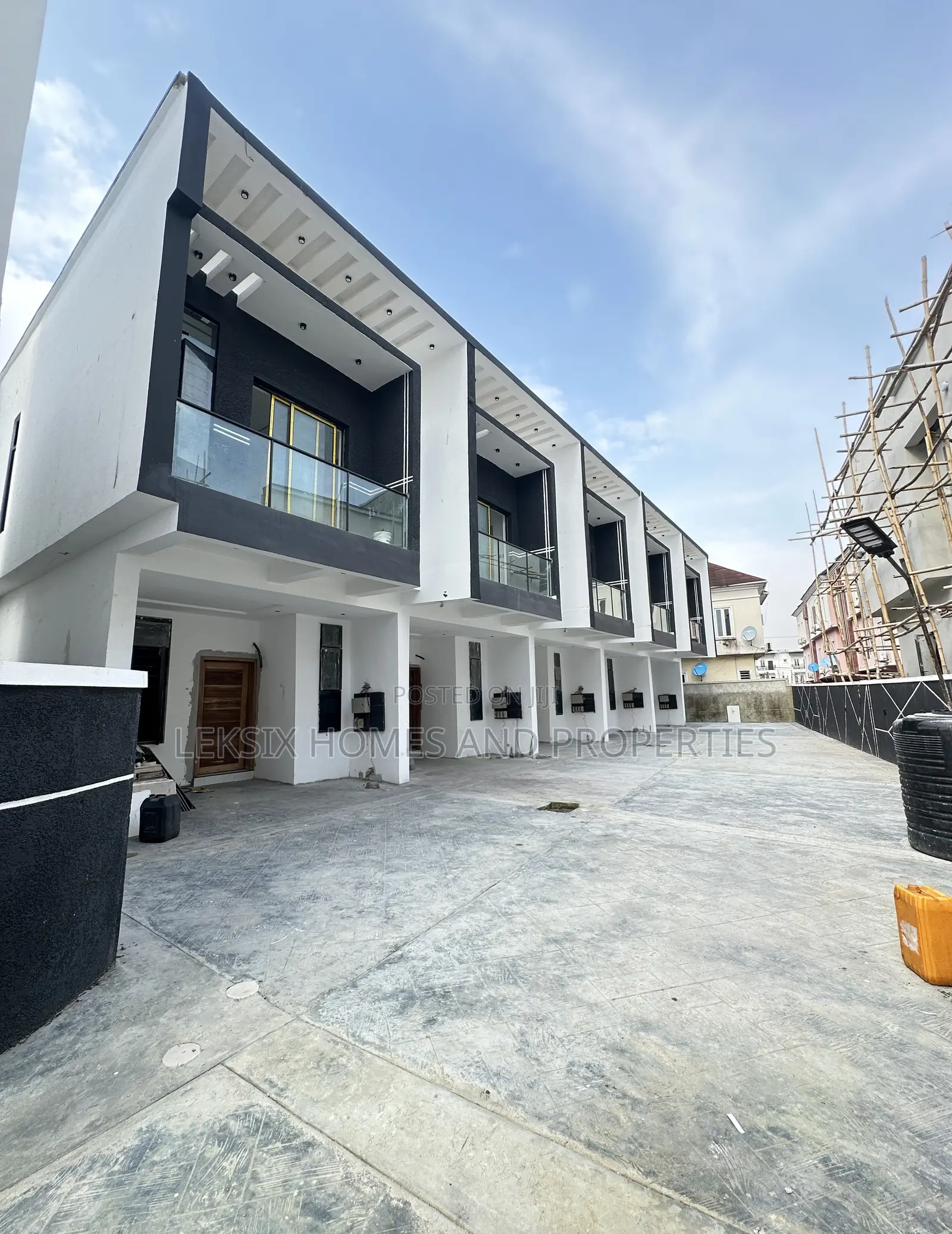 3bdrm Townhouse/Terrace in A Well Secured, Chevron for sale in Chevron