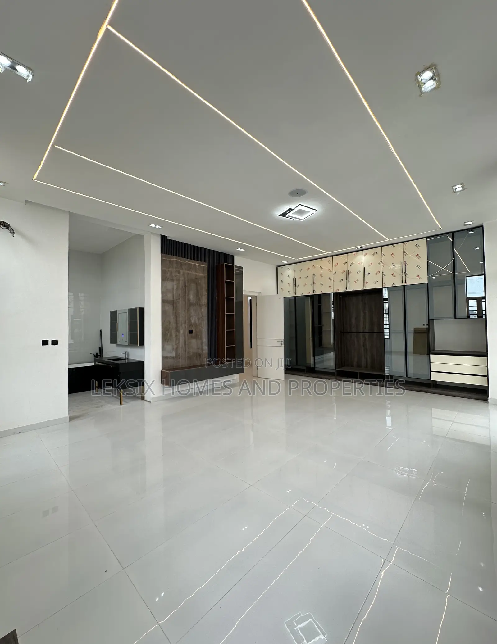 5bdrm Duplex in A Well Secured, Chevron for sale in Chevron