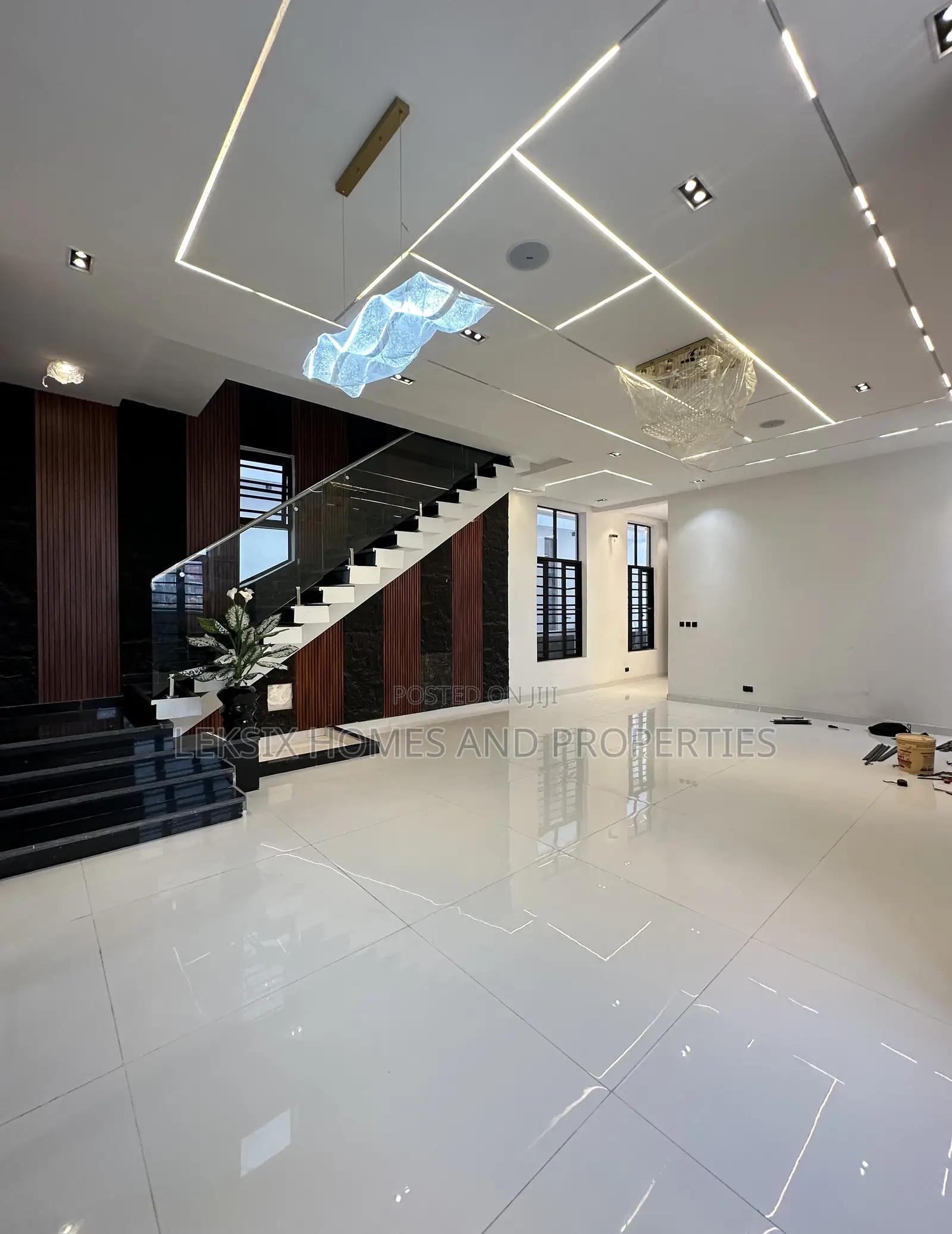 5bdrm Duplex in A Well Secured, Chevron for sale in Chevron