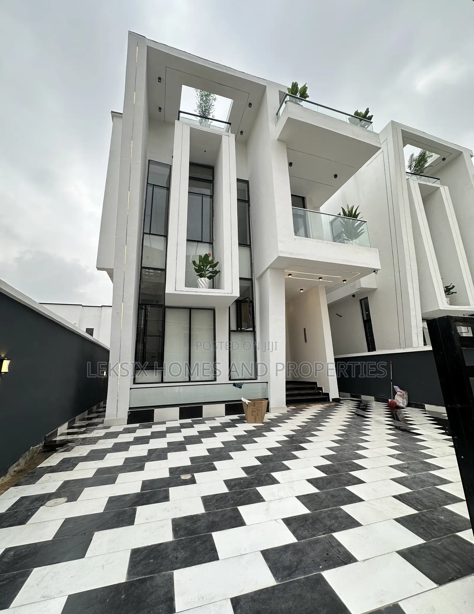 5bdrm Duplex in A Well Secured, Chevron for sale in Chevron