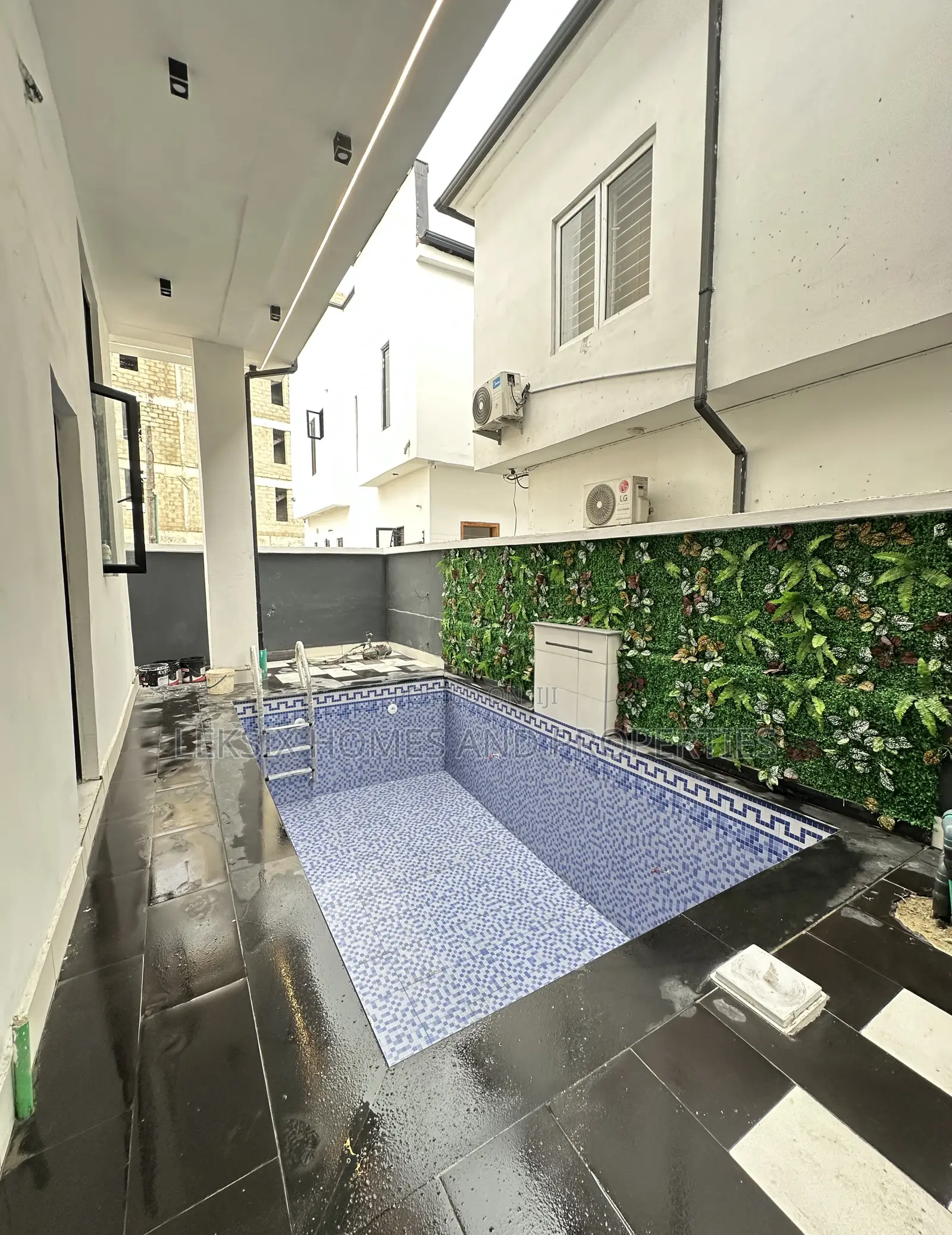 5bdrm Duplex in A Well Secured, Chevron for sale in Chevron