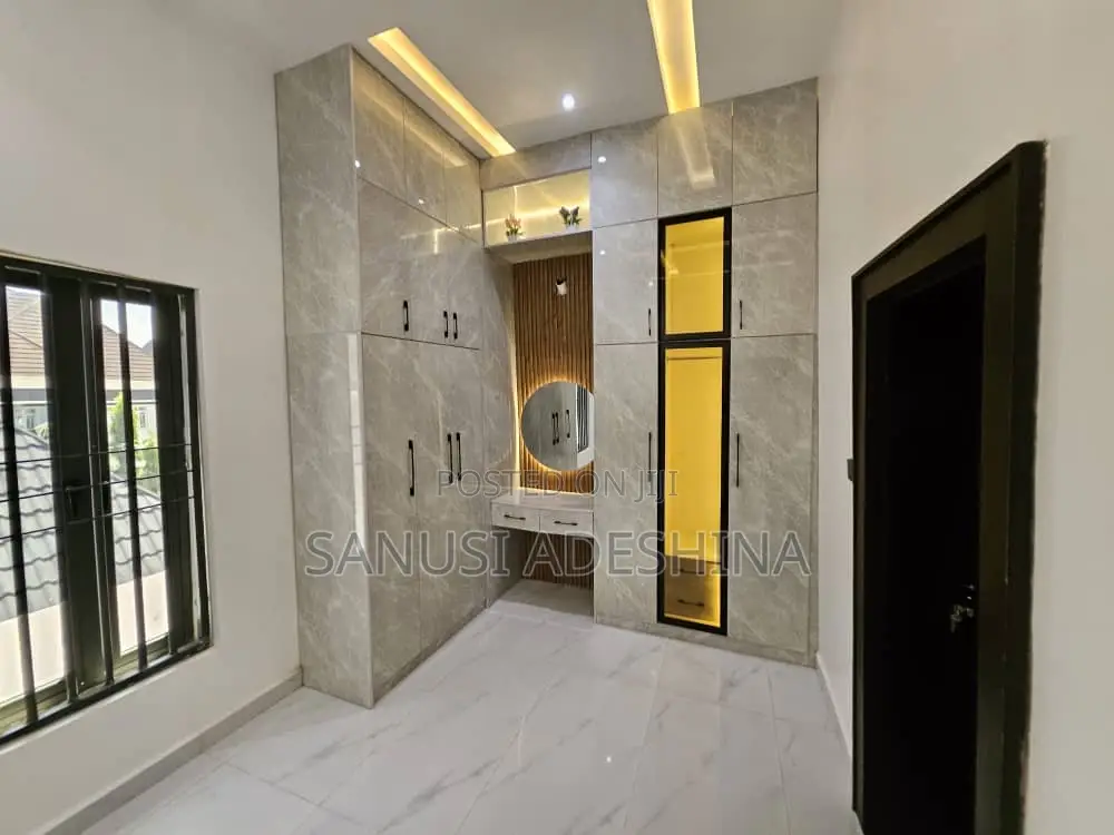 5bdrm Duplex in Jahi Gilmore,Very for sale in Jahi
