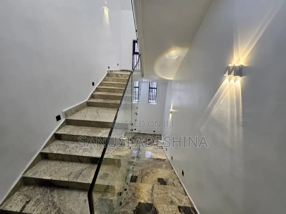 5bdrm Duplex in Jahi Gilmore,Very for sale in Jahi