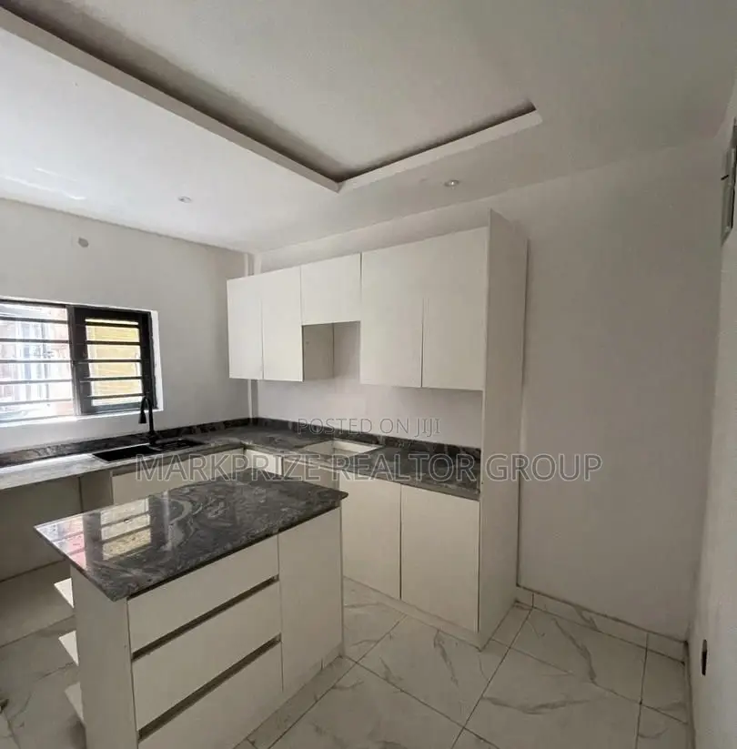 3bdrm Apartment in Yaba Lagos for sale in Yaba