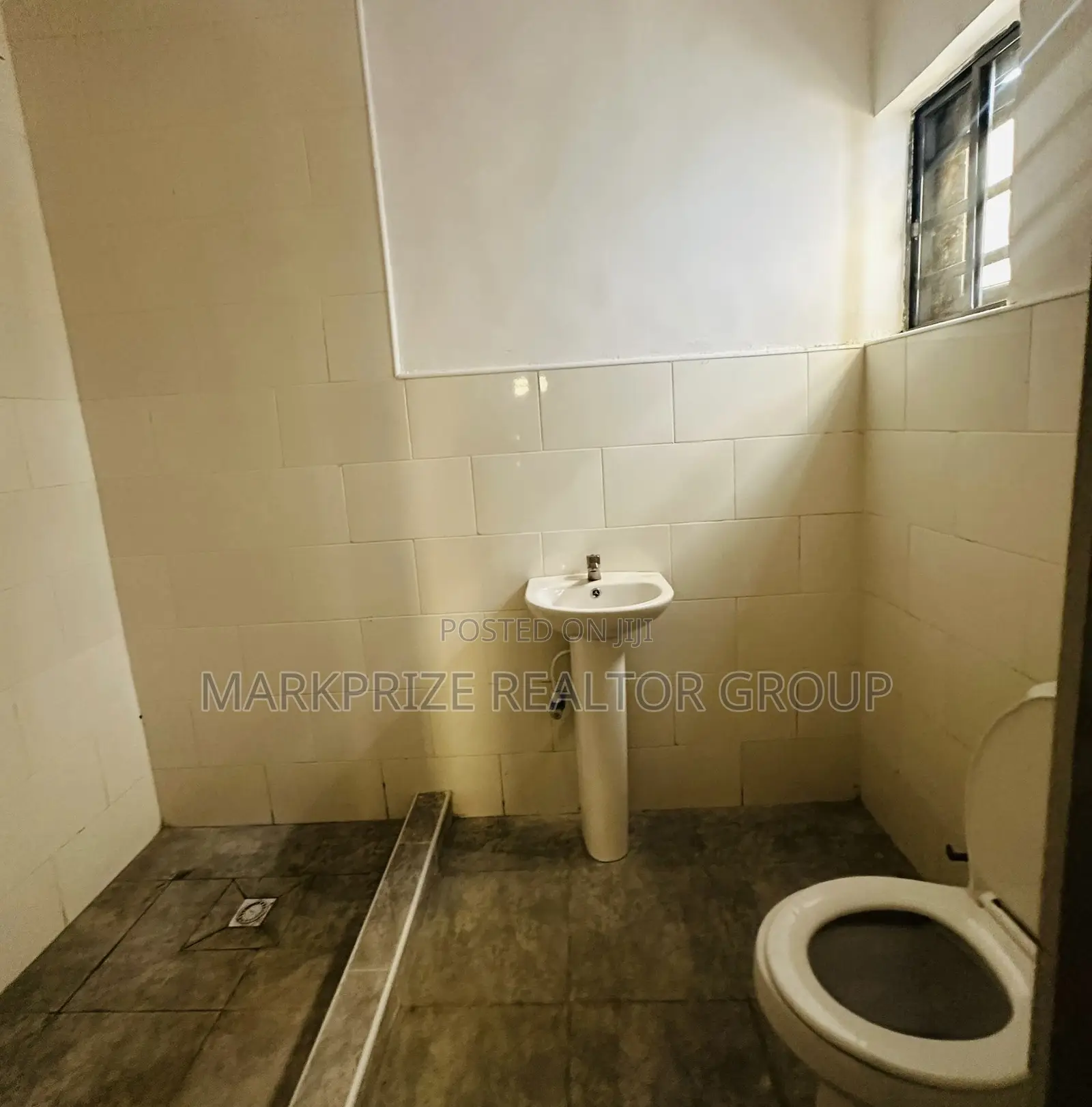 3bdrm Duplex in Olowora Magodo Lagos for sale in Magodo