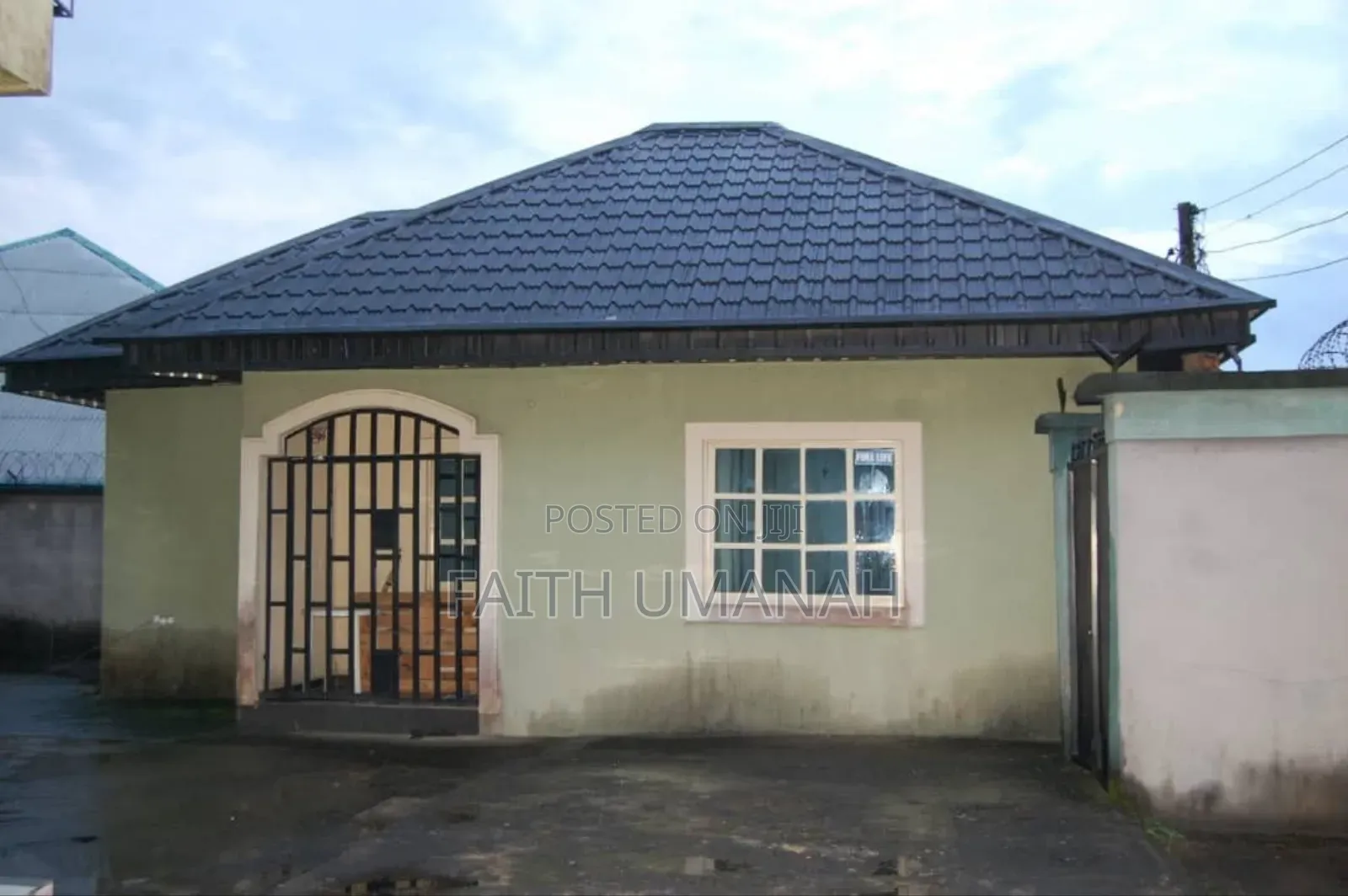 3bdrm Block of Flats in Oron Road, Uyo for sale in Uyo