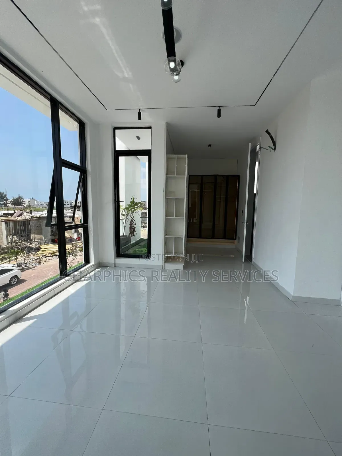 5bdrm Mansion in Osapa london for sale in Osapa london