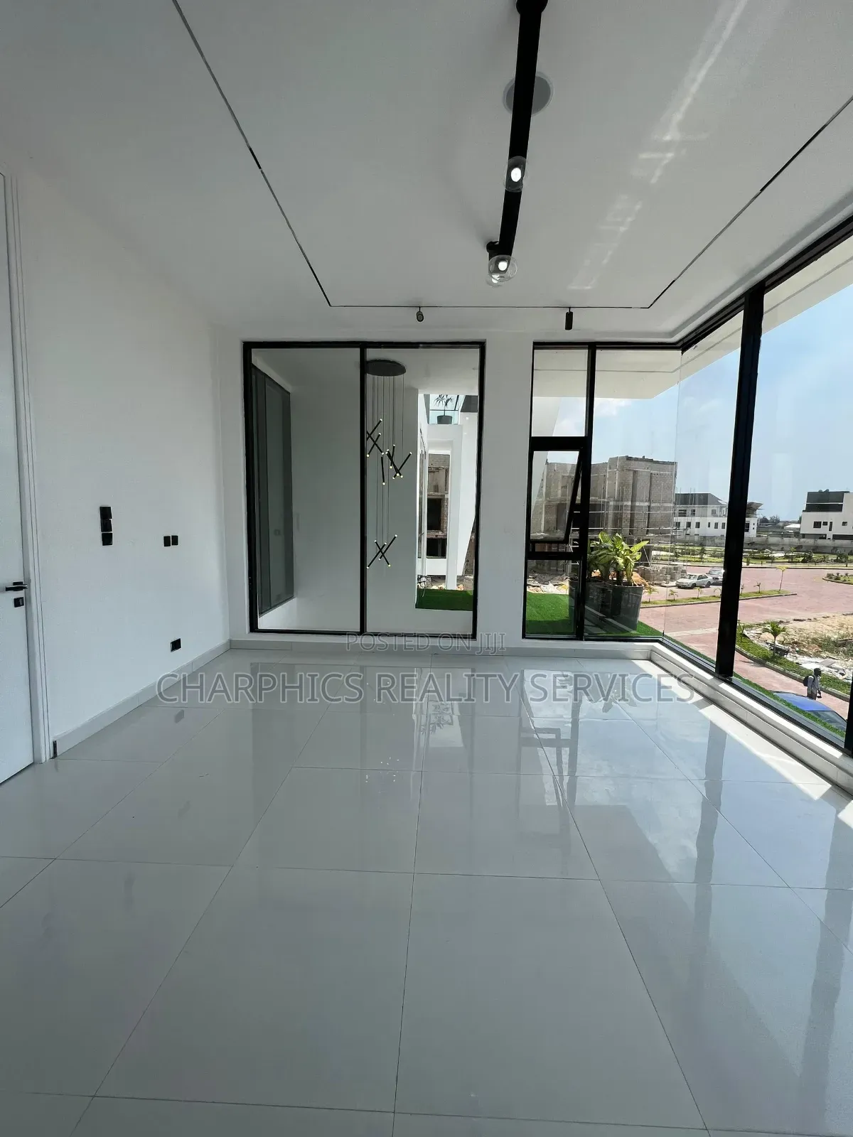 5bdrm Mansion in Osapa london for sale in Osapa london