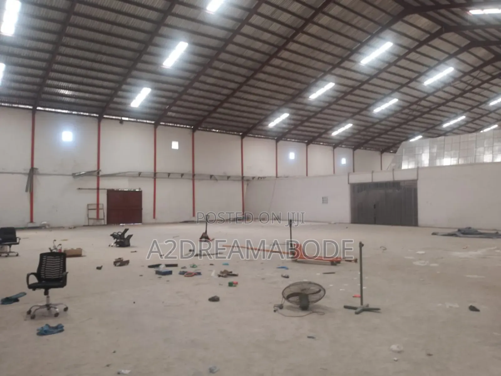 Executive, Nice Warehouse With Office in Obafemi-Owode