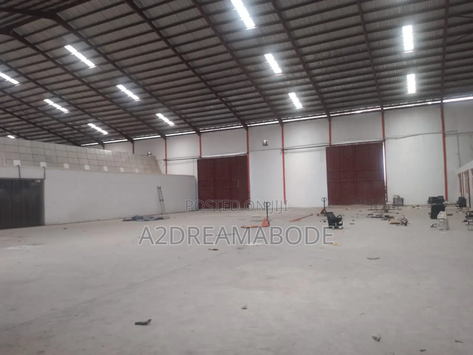 Executive, Nice Warehouse With Office in Obafemi-Owode