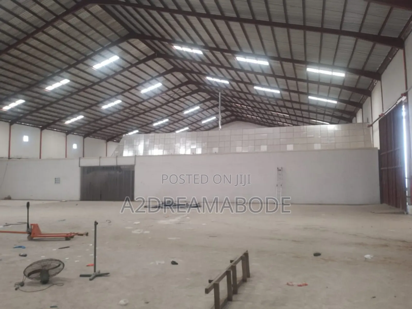 Executive, Nice Warehouse With Office in Obafemi-Owode