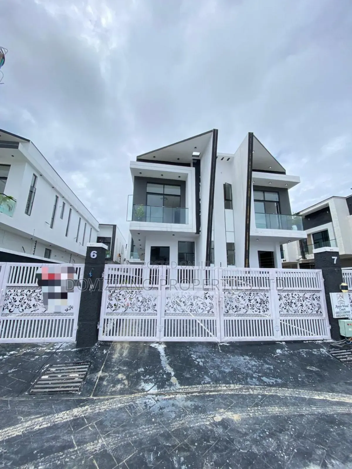 4bdrm Duplex in Ikota for sale in Ikota
