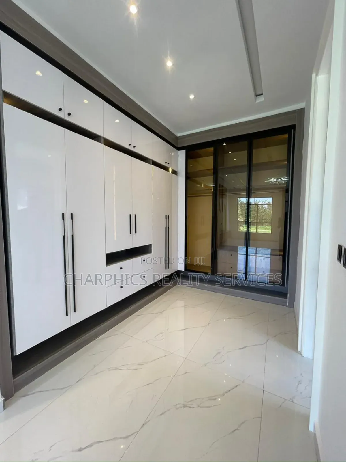 5bdrm Duplex in Ikota for sale in Ikota