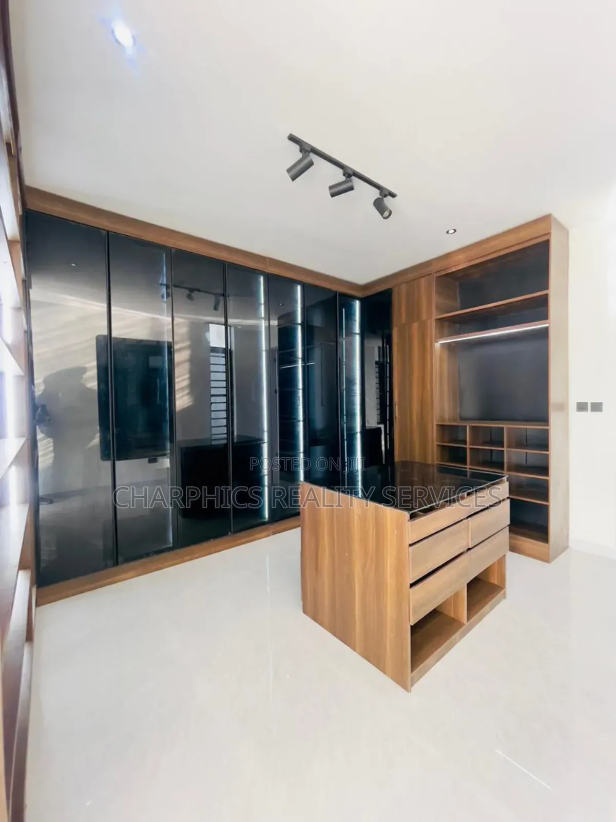 5bdrm Duplex in Lekki Phase 2 for sale in Lekki Phase 2