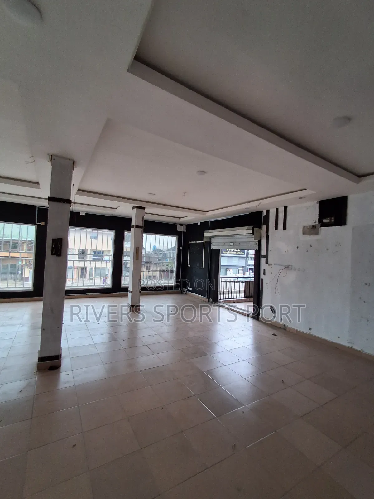 Big Shop To Let With P.O.P And Toilet At Ada George Road in Port-Harcourt