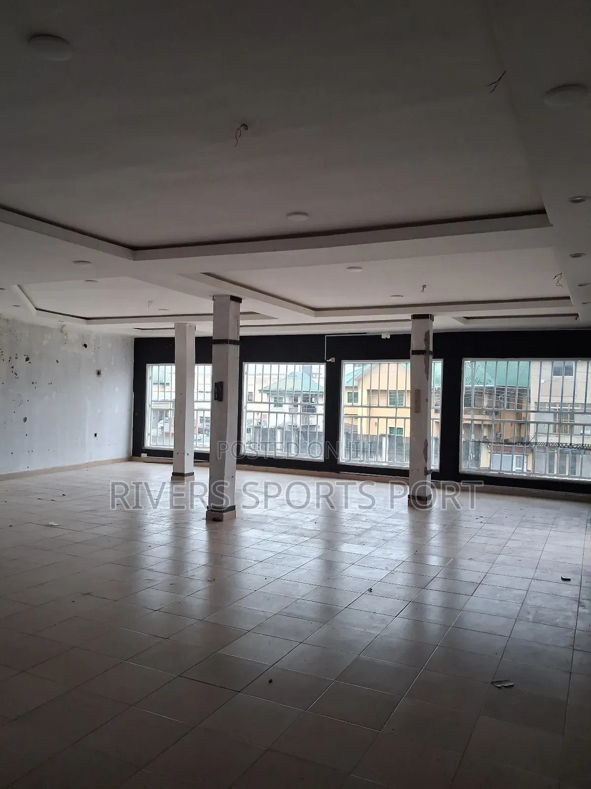 Big Shop To Let With P.O.P And Toilet At Ada George Road in Port-Harcourt