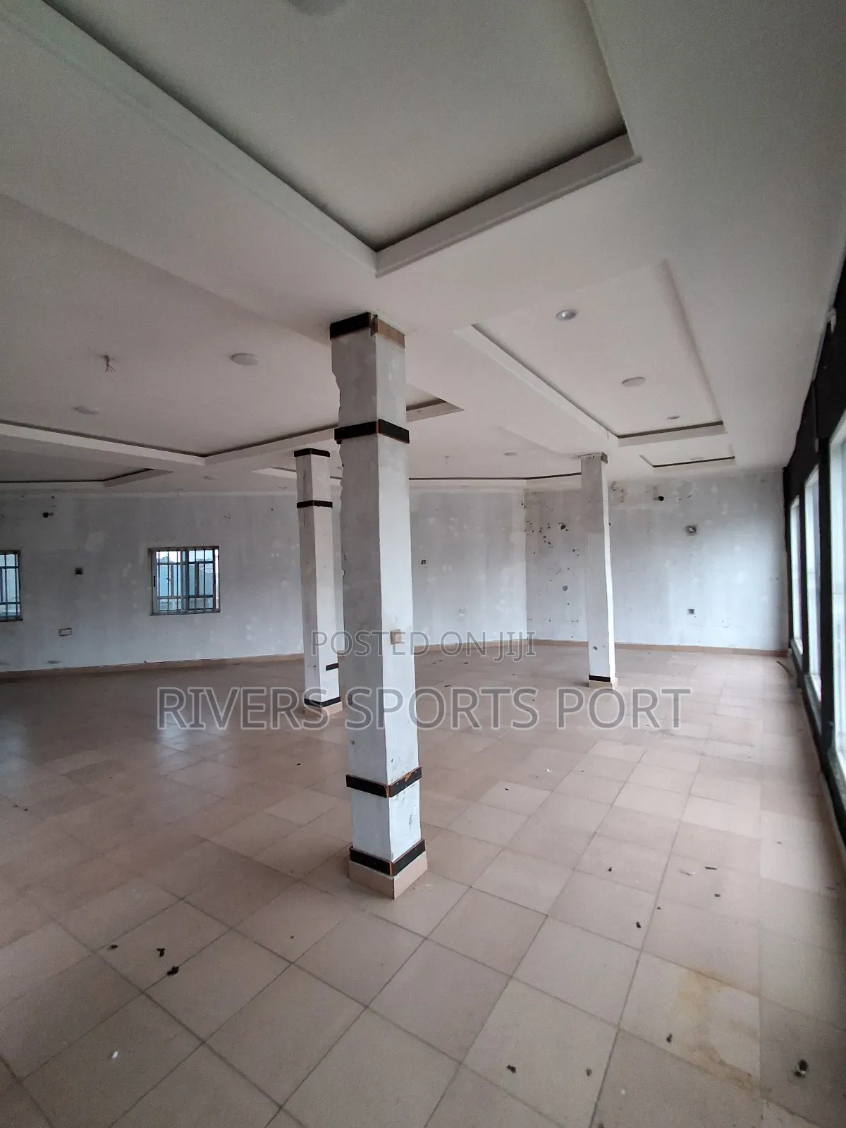 Big Shop To Let With P.O.P And Toilet At Ada George Road in Port-Harcourt